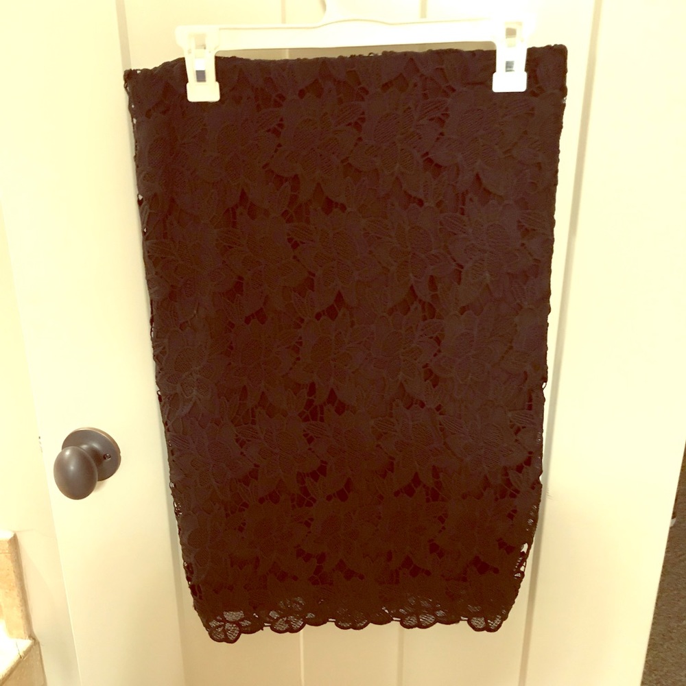 Black lace-overlay pencil skirt